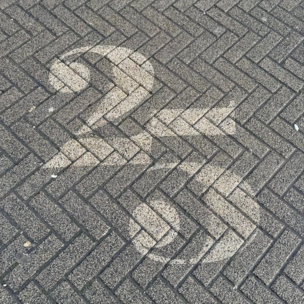 Waarom duikt die 25 ineens overal op?